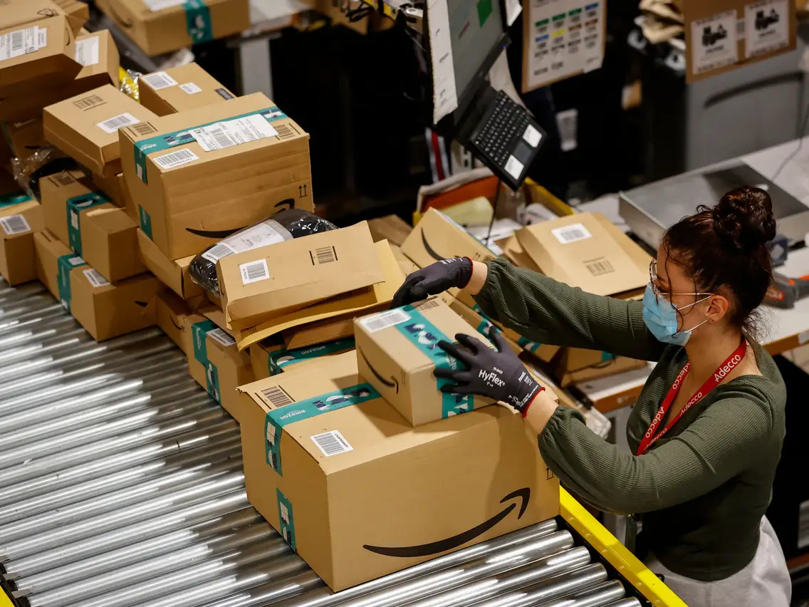 nhân viên kho hàng Amazon